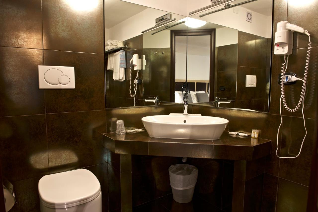 Hotel Ristorante Centosedici تيراتشينا المظهر الخارجي الصورة