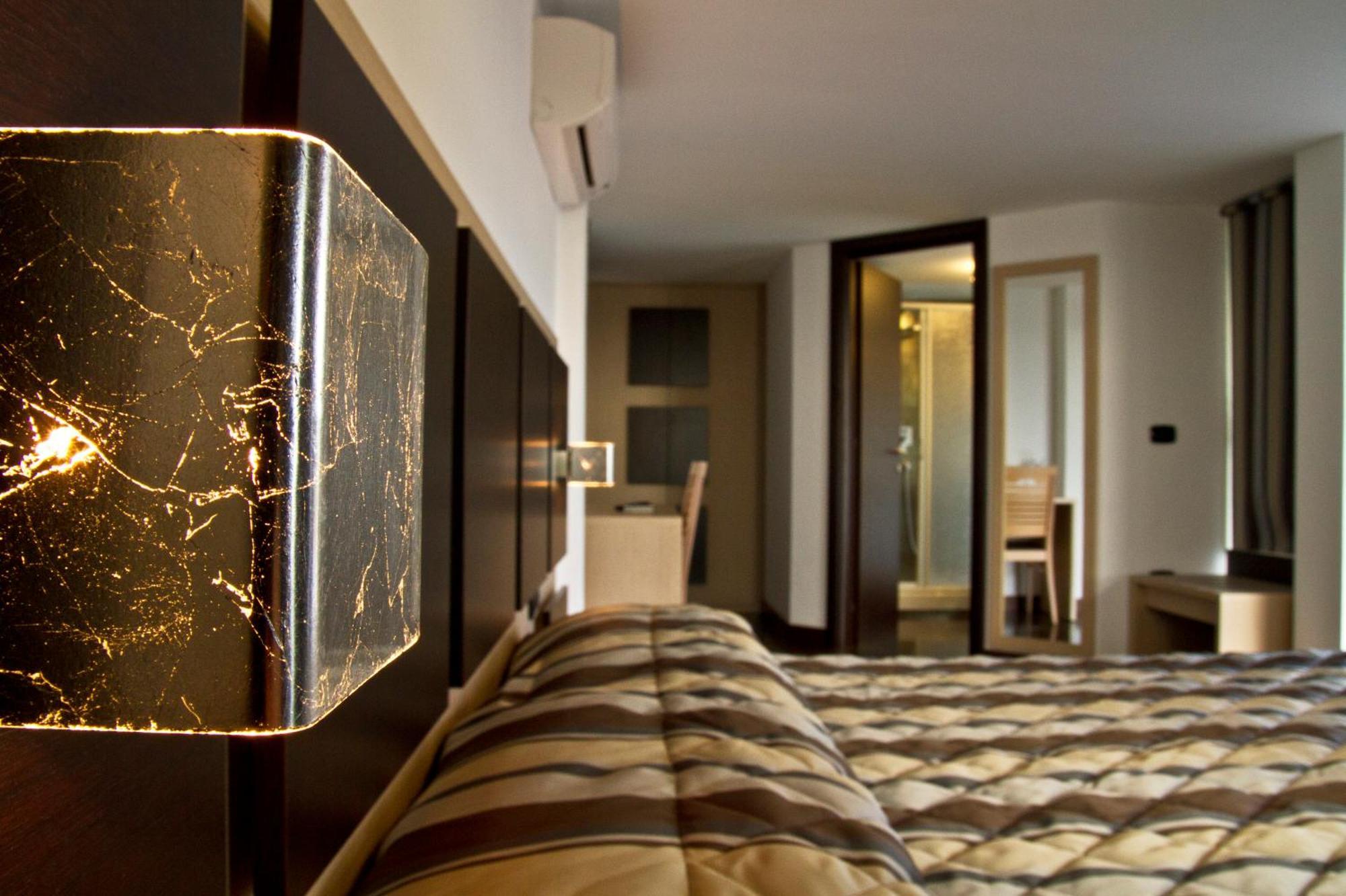 Hotel Ristorante Centosedici تيراتشينا المظهر الخارجي الصورة